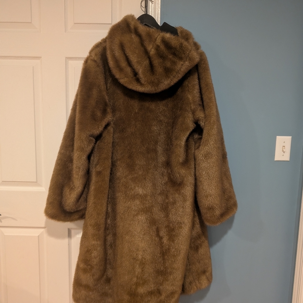 Luxurious Faux Fur Coat in Brown - Picture 4 of 4